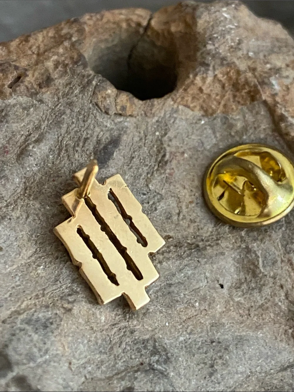 5/$10❤️❤️❤️Vintage 70s Gold Tone Bamboo Pin